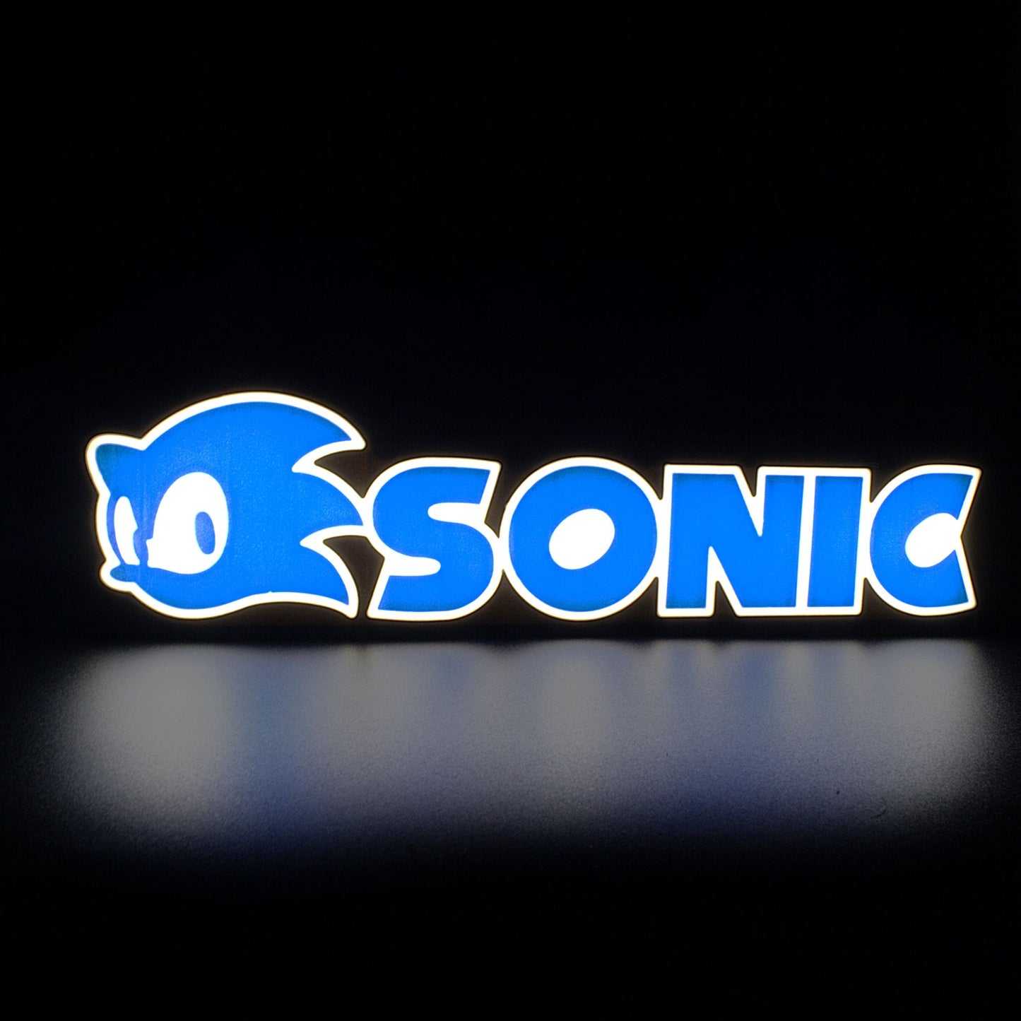 Lampe LED Personnalisée dans le style Sonic The Hedgehog avec le nom Sonic. Décoration lumineuse pour la maison, chambre, salle de jeux, bureau, setup gaming, chambre d'enfant. Couleurs bleu, blanc. Connection Usb C.