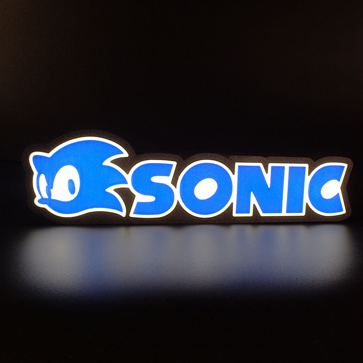 Lampe LED Personnalisée dans le style Sonic The Hedgehog avec le nom Sonic. Décoration lumineuse pour la maison, chambre, salle de jeux, bureau, setup gaming, chambre d'enfant. Couleurs bleu, blanc. Connection Usb C.