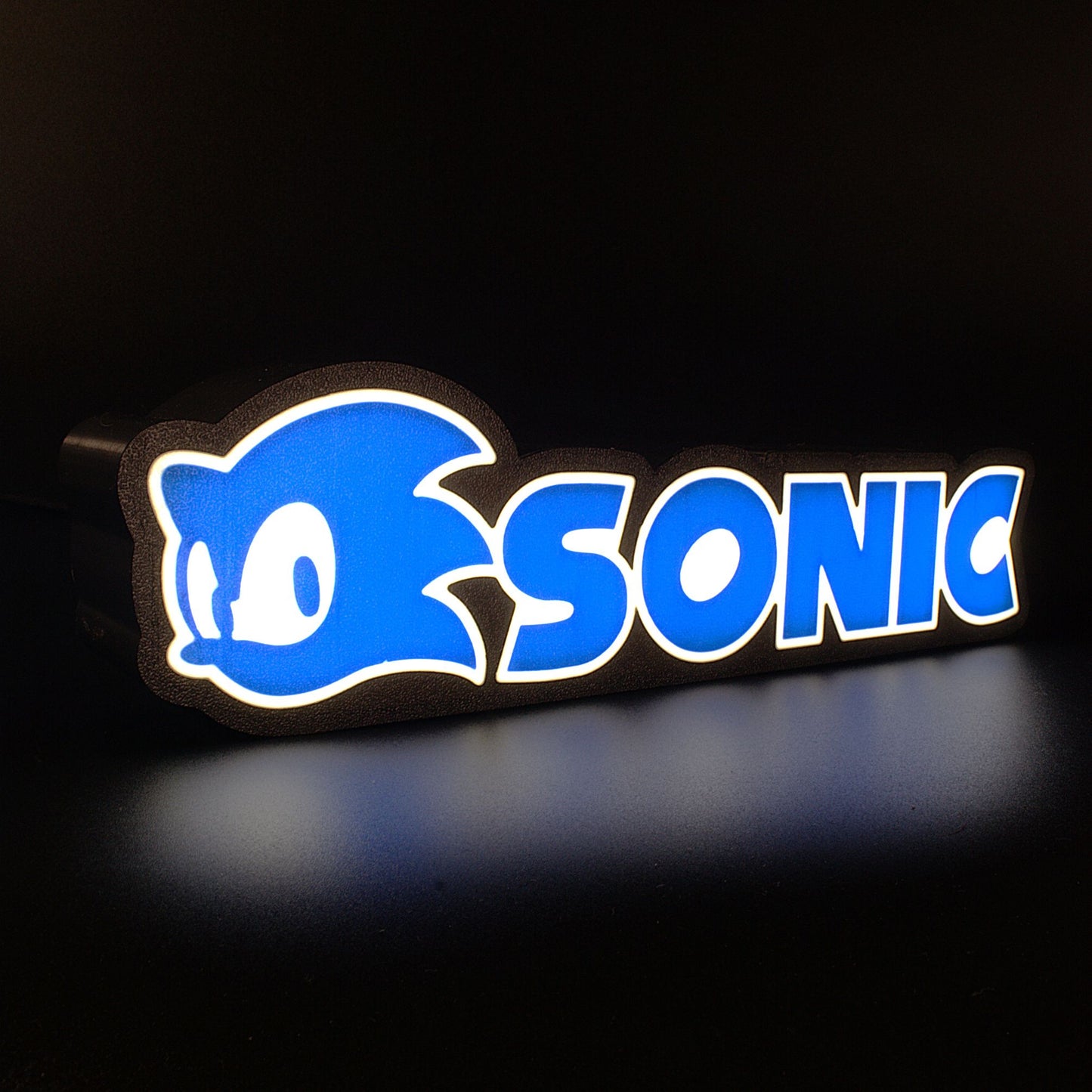 Lampe LED Personnalisée dans le style Sonic The Hedgehog avec le nom Sonic. Décoration lumineuse pour la maison, chambre, salle de jeux, bureau, setup gaming, chambre d'enfant. Couleurs bleu, blanc. Connection Usb C.
