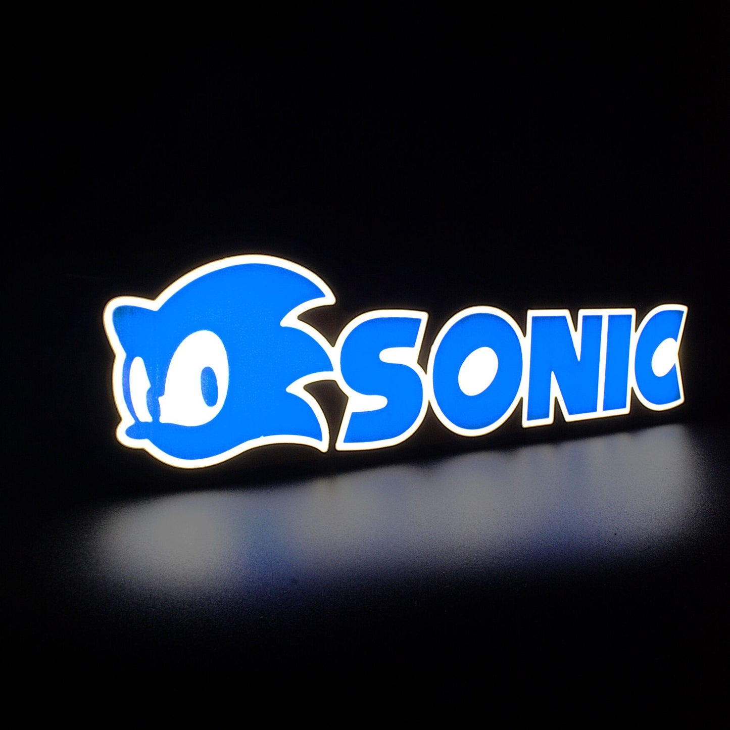 Lampe LED Personnalisée dans le style Sonic The Hedgehog avec le nom Sonic. Décoration lumineuse pour la maison, chambre, salle de jeux, bureau, setup gaming, chambre d'enfant. Couleurs bleu, blanc. Connection Usb C.